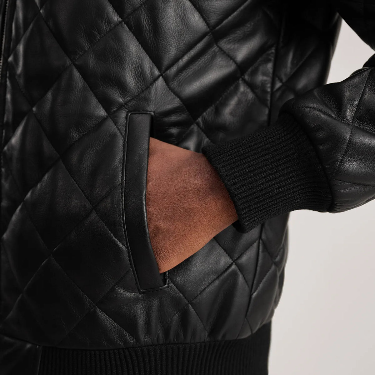 
Pohled na podšívku Showing Quilted Polyester Lining & Dvě funkční vnitřní kapsy
