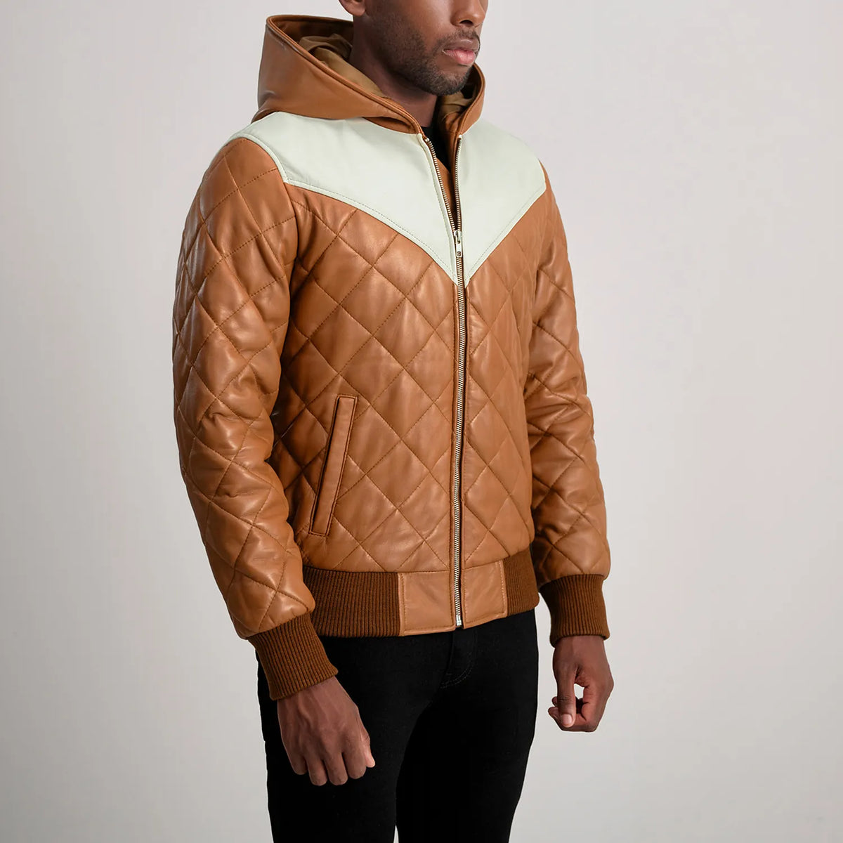 
Fotografie na postavě:  Norman Tan Hooded Bomber Leather Puffer Jacket na modelovi v přirozeném denním světle