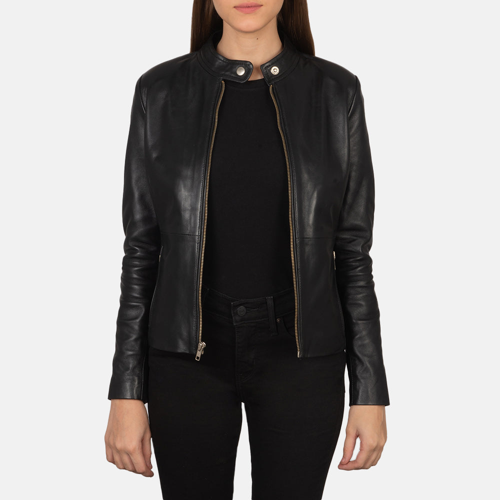 
Fotografie na postavě:  Rave Brown Leather Biker Jacket na modelovi v přirozeném denním světle