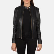 
Fotografie na postavě:  Rave Brown Leather Biker Jacket na modelovi v přirozeném denním světle