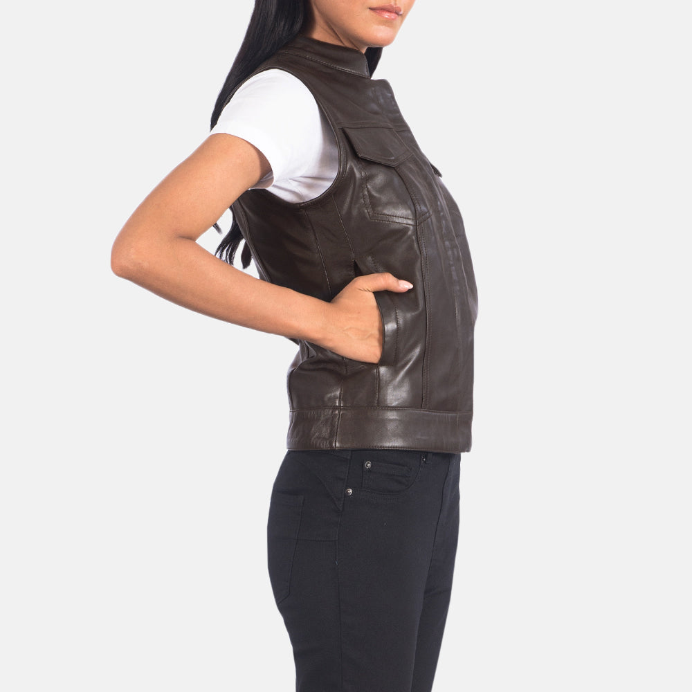 
Brown Sheepskin Leather Biker Jacket - Zadní pohled s definovanými rameny a čistým lemem