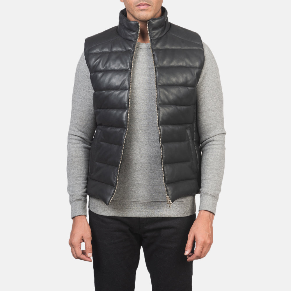 
Reeves Černá Leather Prošívaná vesta pro Pány in Black Sheepskin Leather - Přední pohled a přiléhavá silueta | Koupit online
