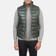 
Reeves Olivově zelená Leather Prošívaná vesta pro Pány in Green Sheepskin Leather - Přední pohled a přiléhavá silueta | Koupit online
