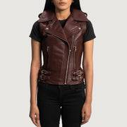 
Rhonda Vínová Leather Biker Vest pro Dámy in Maroon Sheepskin Leather - Přední pohled a přiléhavá silueta | Koupit online