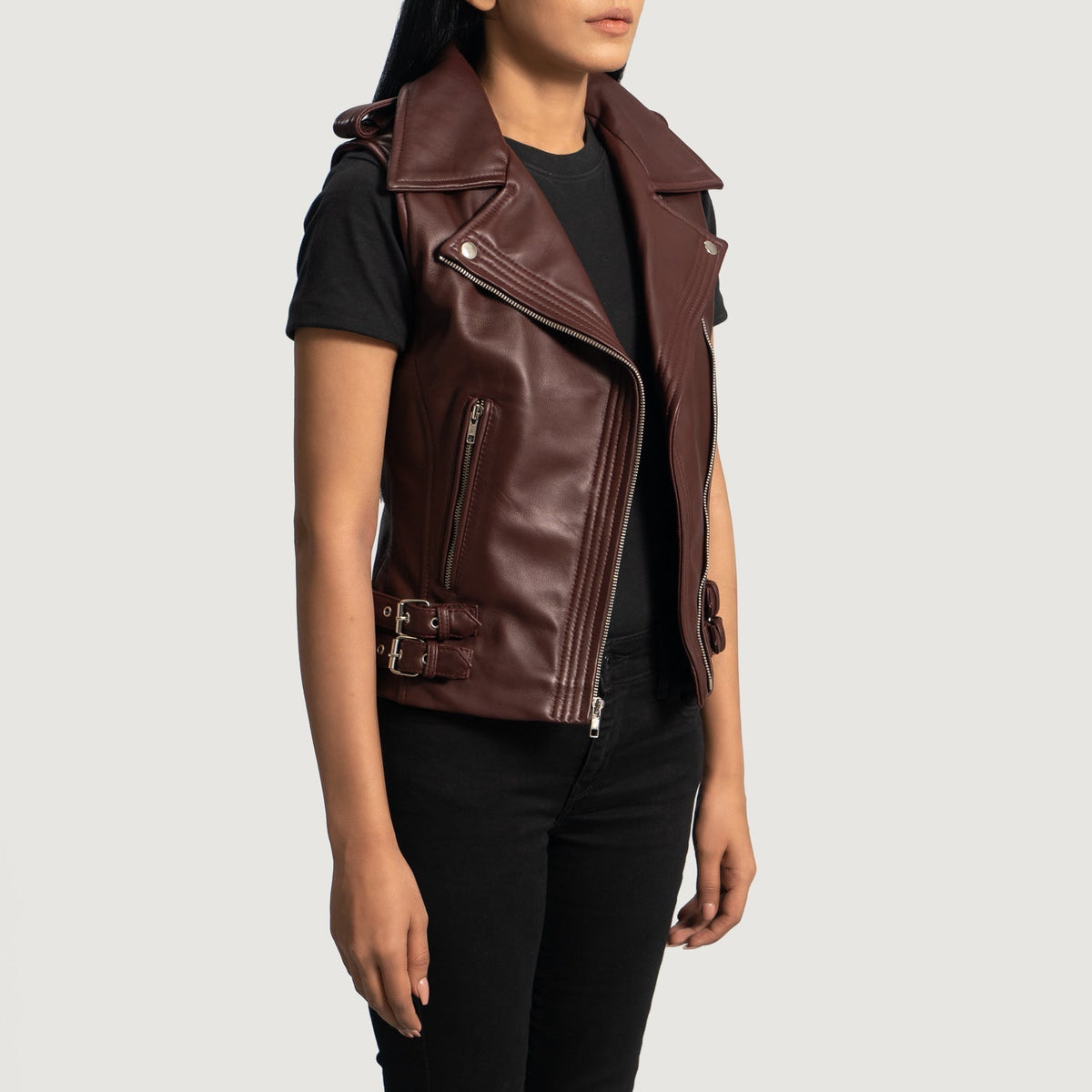 
Rhonda Vínová Leather Biker Vest pro Dámy - Boční pohled ukazující ergonomický střih rukávů