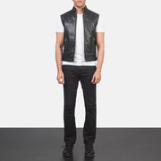 
Roland Černá Leather Biker Vest pro Pány - Boční pohled ukazující ergonomický střih rukávů