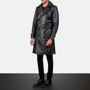 
Black Cowhide Leather Trench Coat - Zadní pohled s definovanými rameny a čistým lemem