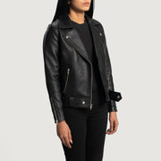 
Fotografie na postavě:  Rumy Maroon Leather Biker Jacket na modelovi v přirozeném denním světle