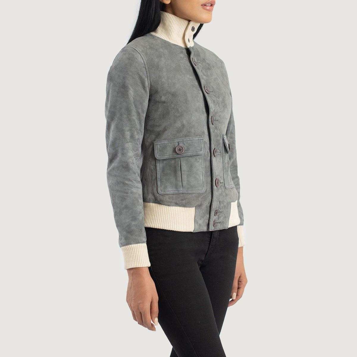 
Fotografie na postavě:  Sasha A1 Black Suede Bomber Jacket na modelovi v přirozeném denním světle
