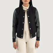 
Savant Green Hybrid Varsity Jacket in Green Sheepskin Leather - Přední pohled a přiléhavá silueta | Koupit online
