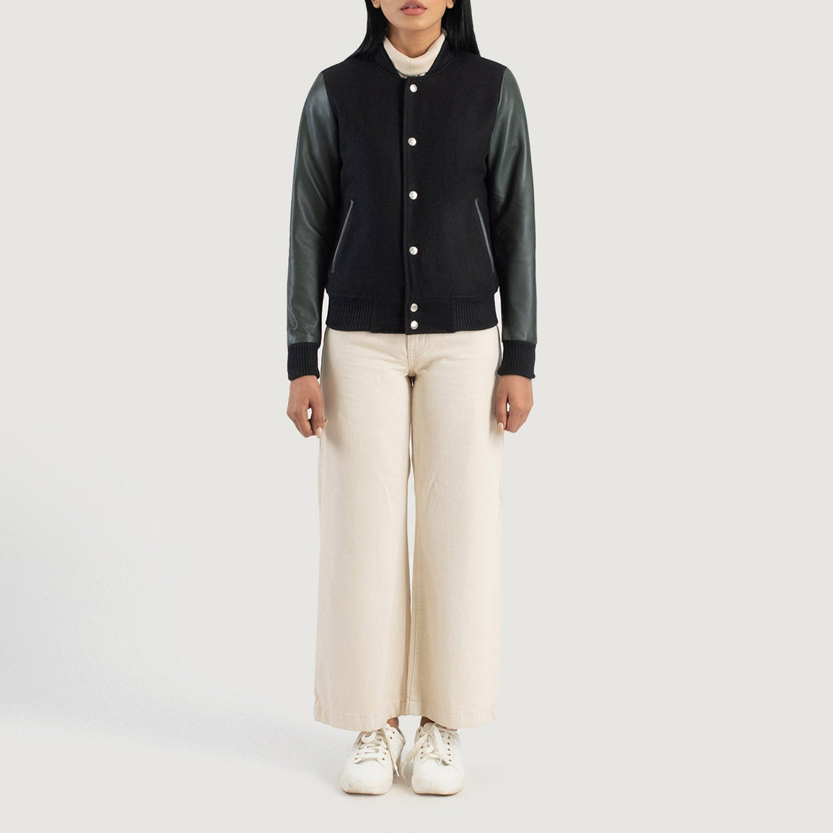 
Savant Green Hybrid Varsity Jacket - Boční pohled ukazující ergonomický střih rukávů