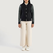 
Savant Green Hybrid Varsity Jacket - Boční pohled ukazující ergonomický střih rukávů
