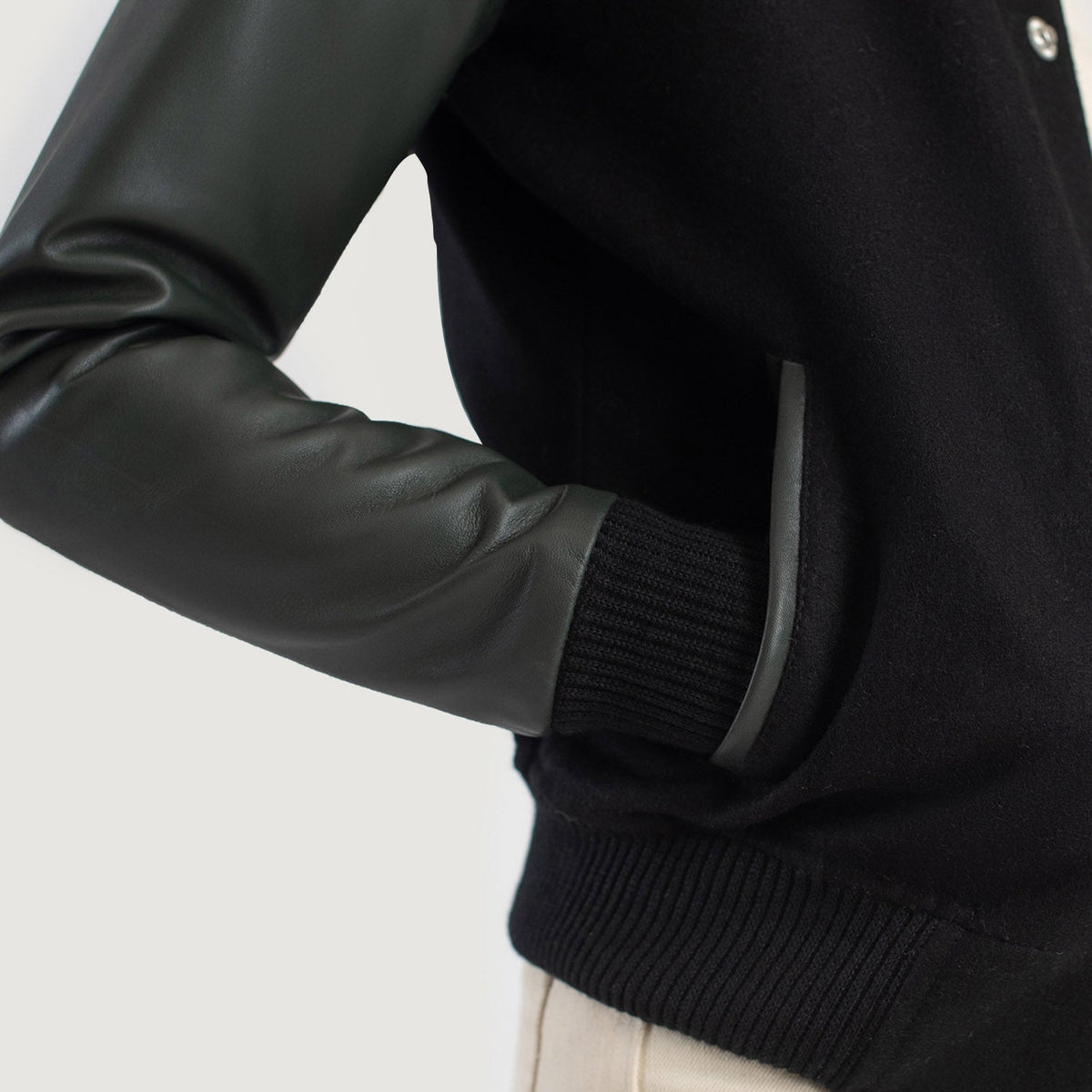 
Pohled na podšívku Showing Quilted Polyester Lining & Dvě funkční vnitřní kapsy
