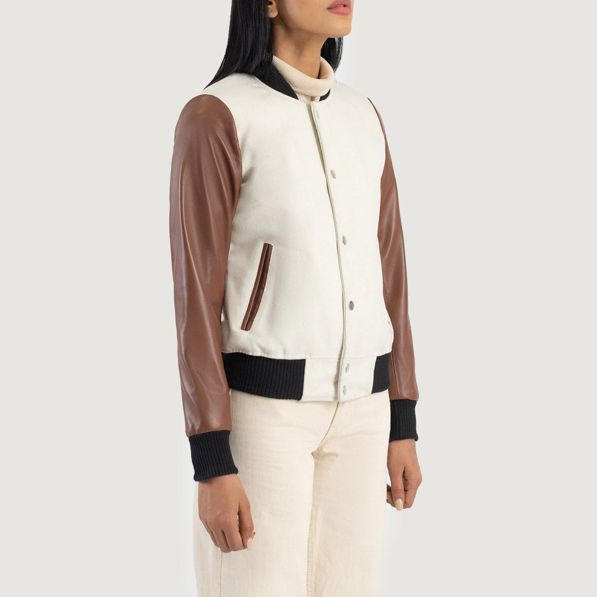 
Fotografie na postavě:  Savant Green Hybrid Varsity Jacket na modelovi v přirozeném denním světle