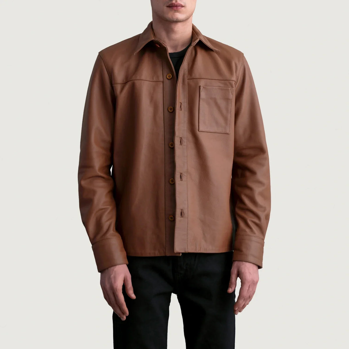
Scout Matte Hnědá Leather Shirt pro Pány in Matte Brown Cowhide Leather - Přední pohled a přiléhavá silueta | Koupit online