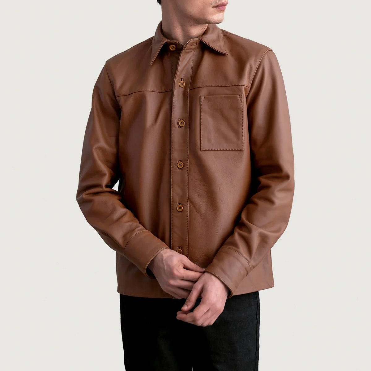 
Scout Matte Hnědá Leather Shirt pro Pány - Boční pohled ukazující ergonomický střih rukávů