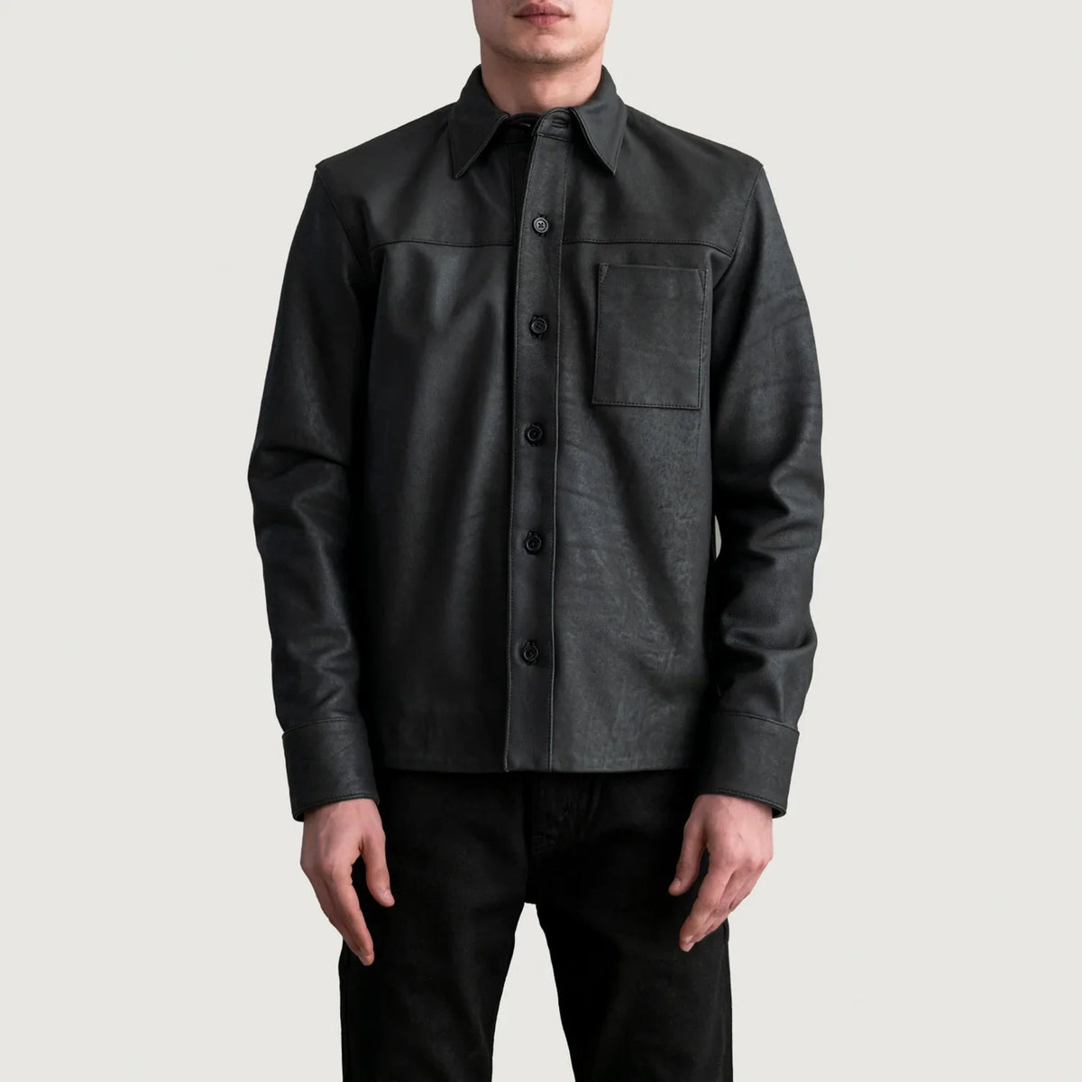 
Scout Tumbled Černá Leather Shirt pro Pány - Boční pohled ukazující ergonomický střih rukávů