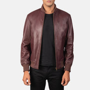 
Shane Vínová Kožená bomber bunda pro Pány in Maroon Sheepskin Leather - Přední pohled a přiléhavá silueta | Koupit online