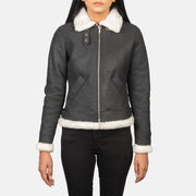 
Fotografie na postavě:  Sherilyn B-3 Distressed Black Leather Bomber Jacket na modelovi v přirozeném denním světle