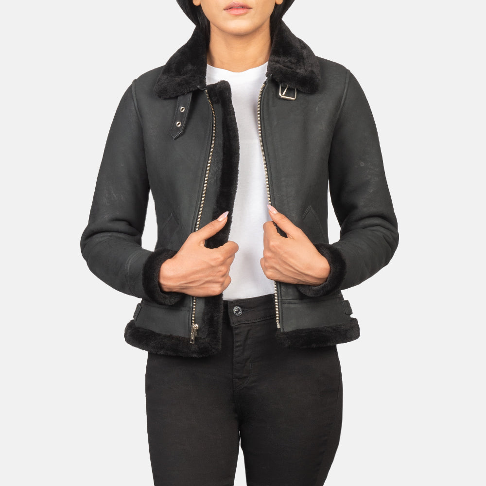 
Sherilyn B-3 Distressed Black Leather Bomber Jacket in Distressed Black Sheepskin Snuffed - Přední pohled a přiléhavá silueta | Koupit online