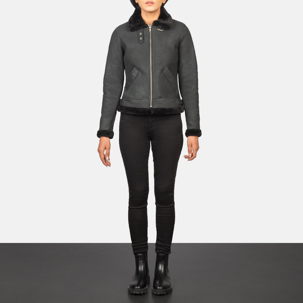 
Sherilyn B-3 Distressed Black Leather Bomber Jacket - Boční pohled ukazující ergonomický střih rukávů
