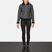 
Sherilyn B-3 Distressed Black Leather Bomber Jacket - Boční pohled ukazující ergonomický střih rukávů