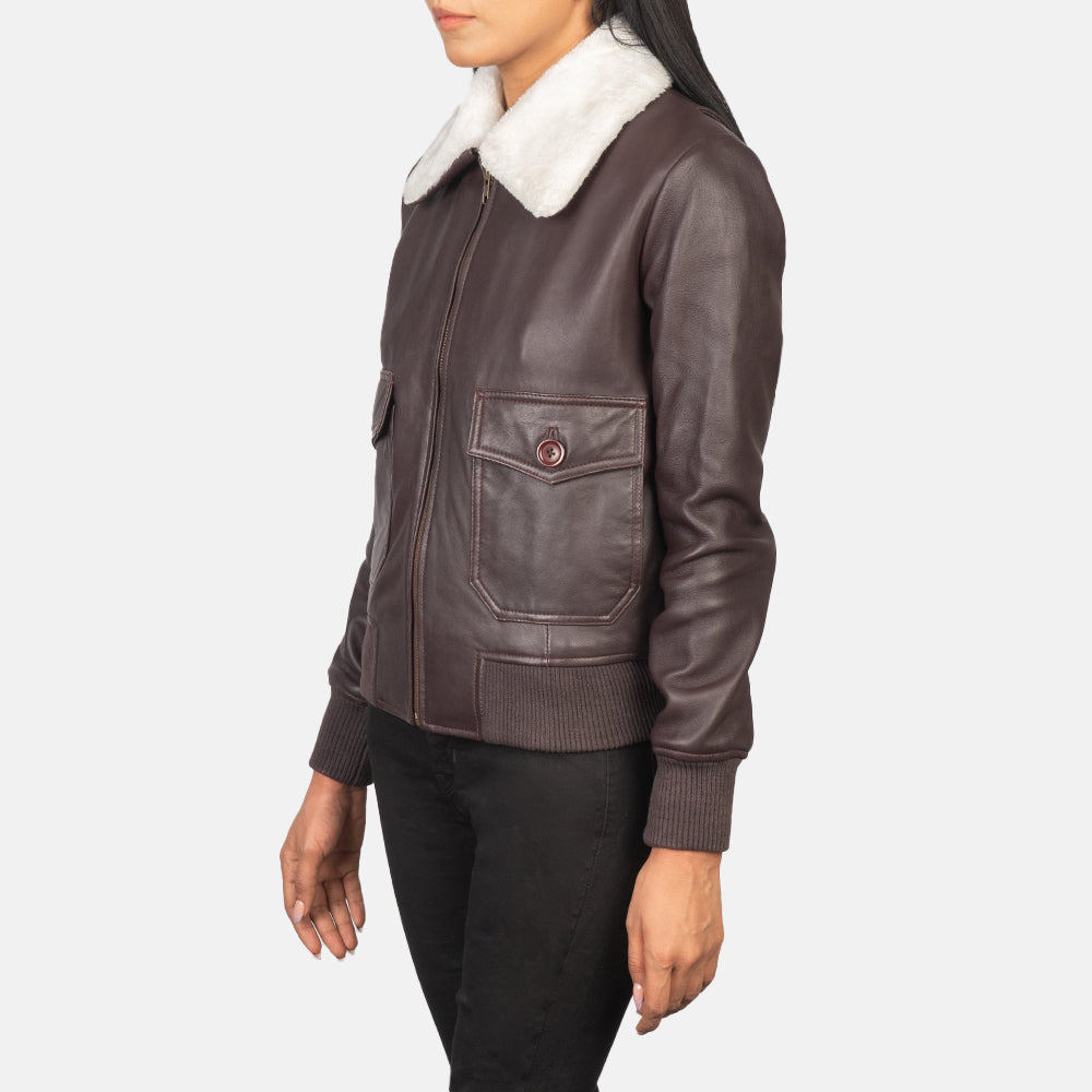 
Maroon Sheepskin Leather Bomber Jacket - Zadní pohled s definovanými rameny a čistým lemem