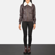 
Stella G-1 Maroon Leather Bomber Jacket - Boční pohled ukazující ergonomický střih rukávů