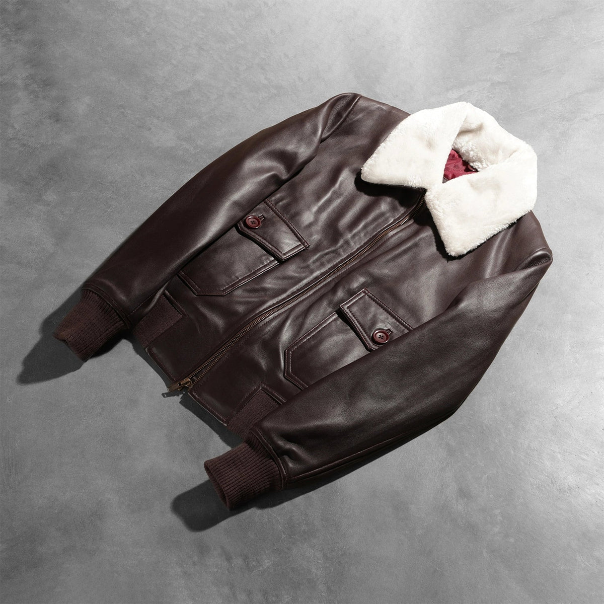 
Fotografie na postavě:  Stella G-1 Maroon Leather Bomber Jacket na modelovi v přirozeném denním světle