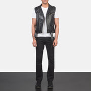 
Sullivan Černá Leather Biker Vest pro Pány - Boční pohled ukazující ergonomický střih rukávů