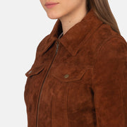 
Suzy Brown Suede Trucker Jacket - Boční pohled ukazující ergonomický střih rukávů