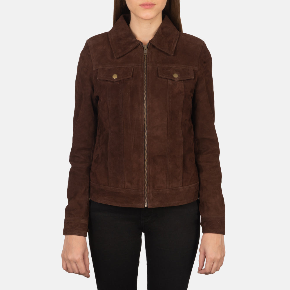 
Fotografie na postavě:  Suzy Brown Suede Trucker Jacket na modelovi v přirozeném denním světle