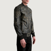 
Fotografie na postavě:  Sven Mocha Suede Bomber Jacket na modelovi v přirozeném denním světle