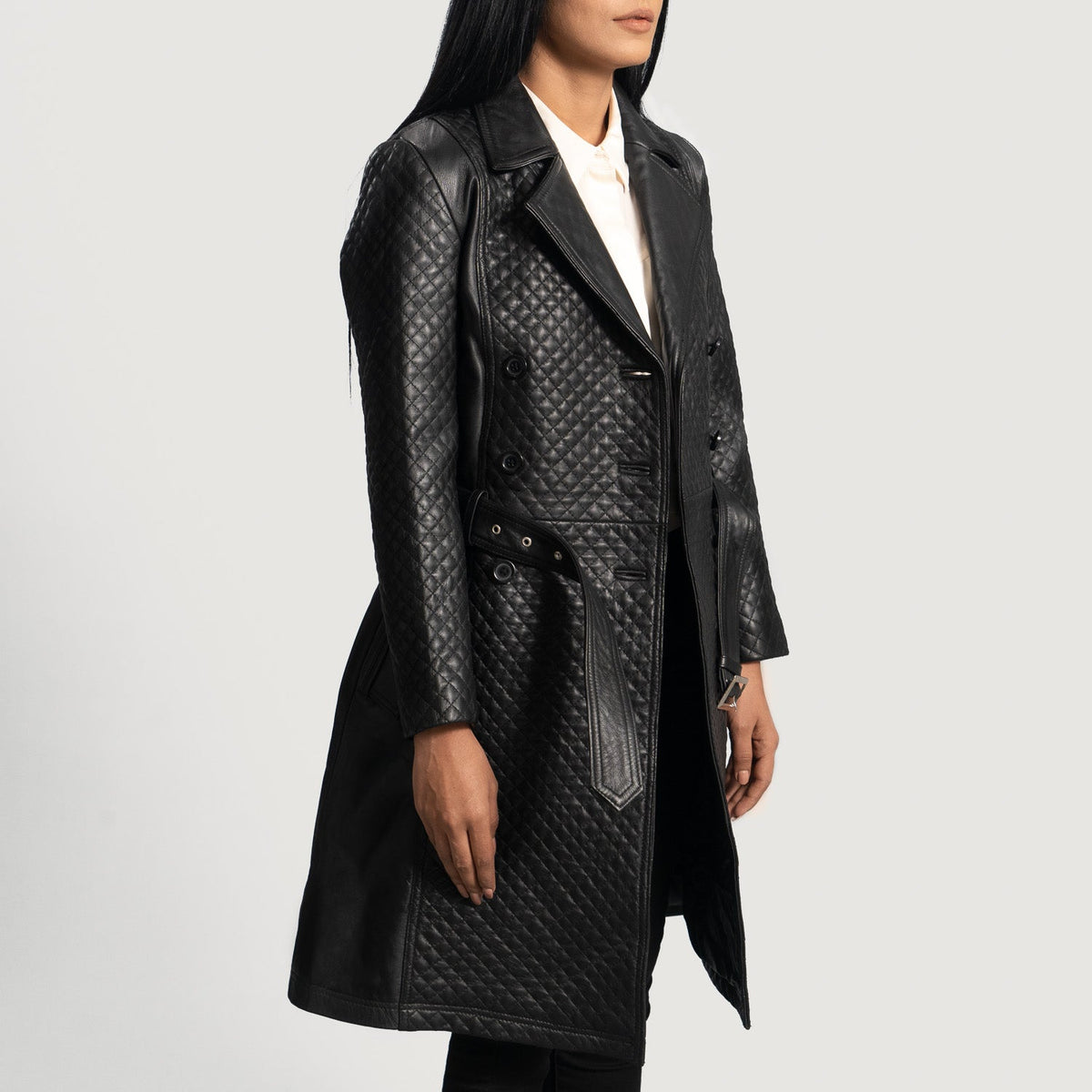
Black Sheepskin Leather Trench Coat - Zadní pohled s definovanými rameny a čistým lemem