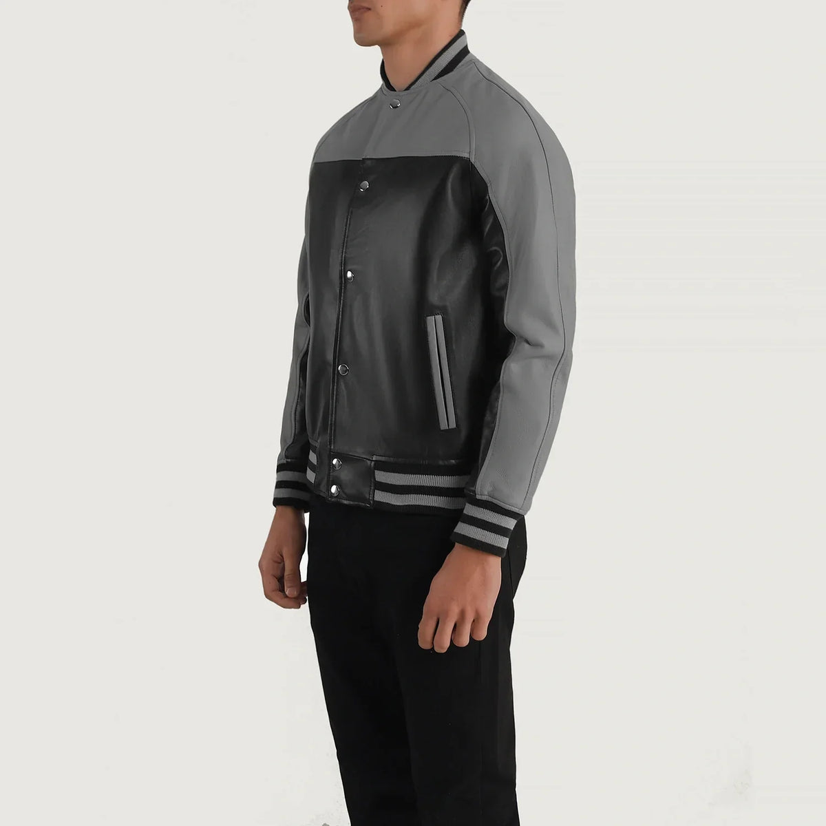 
Black & Red Sheepskin Leather Varsity Jacket - Zadní pohled s definovanými rameny a čistým lemem