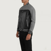 
Black & Red Sheepskin Leather Varsity Jacket - Zadní pohled s definovanými rameny a čistým lemem