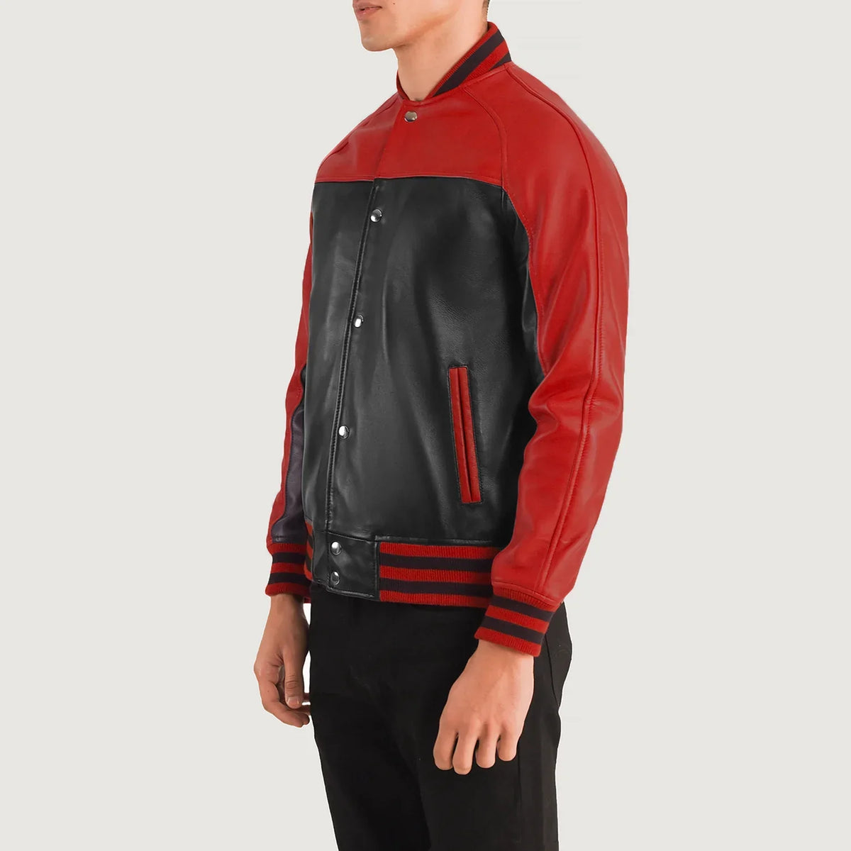 
Fotografie na postavě:  Terrance Black & Red Leather Varsity Jacket na modelovi v přirozeném denním světle