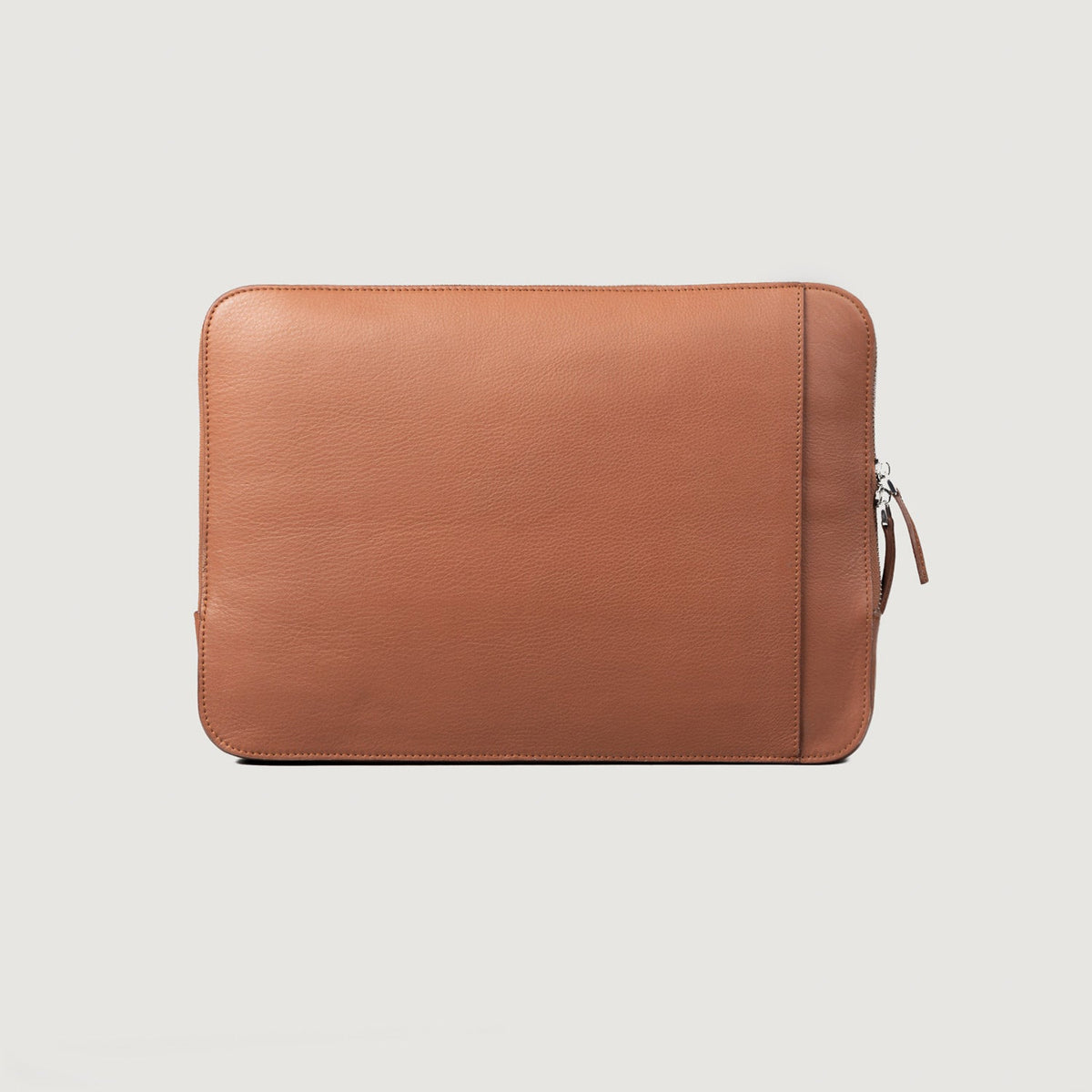 
The Baxter Brown Leather Laptop Sleeve For Men & Women in Brown Full-Grain Leather - Přední pohled a přiléhavá silueta | Koupit online