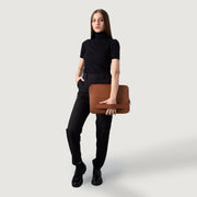 
Brown Full-Grain leather Goods - Zadní pohled s definovanými rameny a čistým lemem