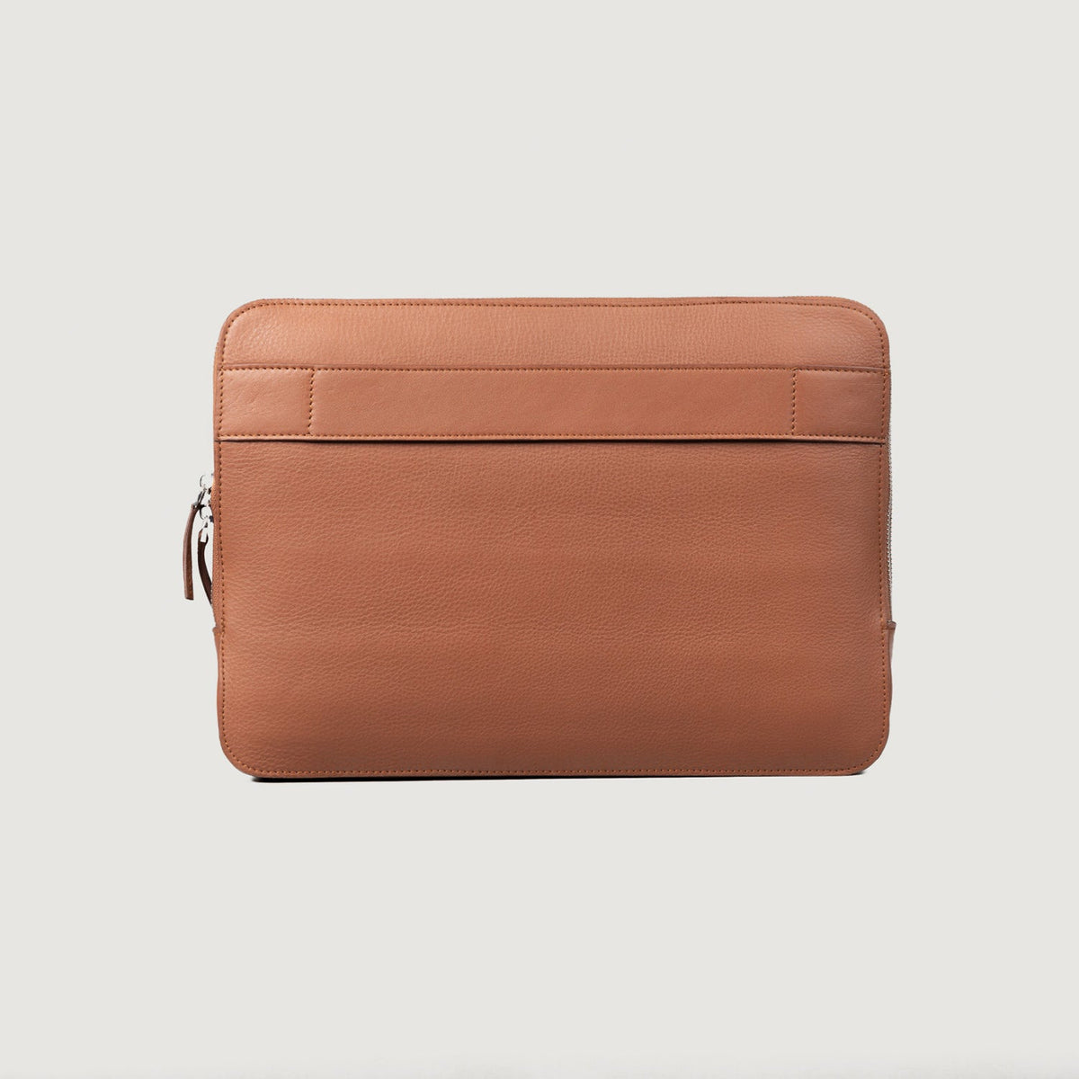 
The Baxter Brown Leather Laptop Sleeve For Men & Women - Boční pohled ukazující ergonomický střih rukávů