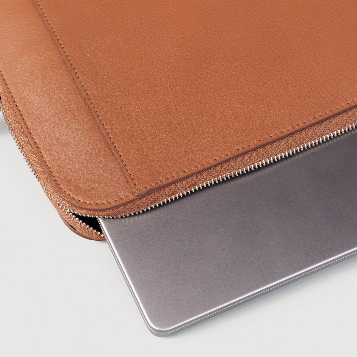 
Detailní pohled of Classic Collar & Heavy-Duty Zipper Hardware on The Baxter Brown Leather Laptop Sleeve For Men & Women
