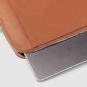 
Detailní pohled of Classic Collar & Heavy-Duty Zipper Hardware on The Baxter Brown Leather Laptop Sleeve For Men & Women