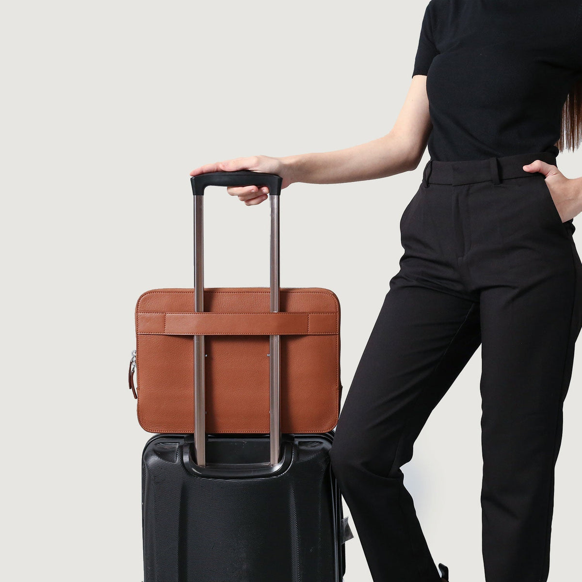 
Fotografie na postavě:  The Baxter Brown Leather Laptop Sleeve For Men & Women na modelovi v přirozeném denním světle
