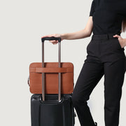 
Fotografie na postavě:  The Baxter Brown Leather Laptop Sleeve For Men & Women na modelovi v přirozeném denním světle