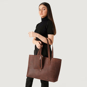 
Distressed Brown Full-Grain leather Bag - Zadní pohled se zesílenými koženými popruhy