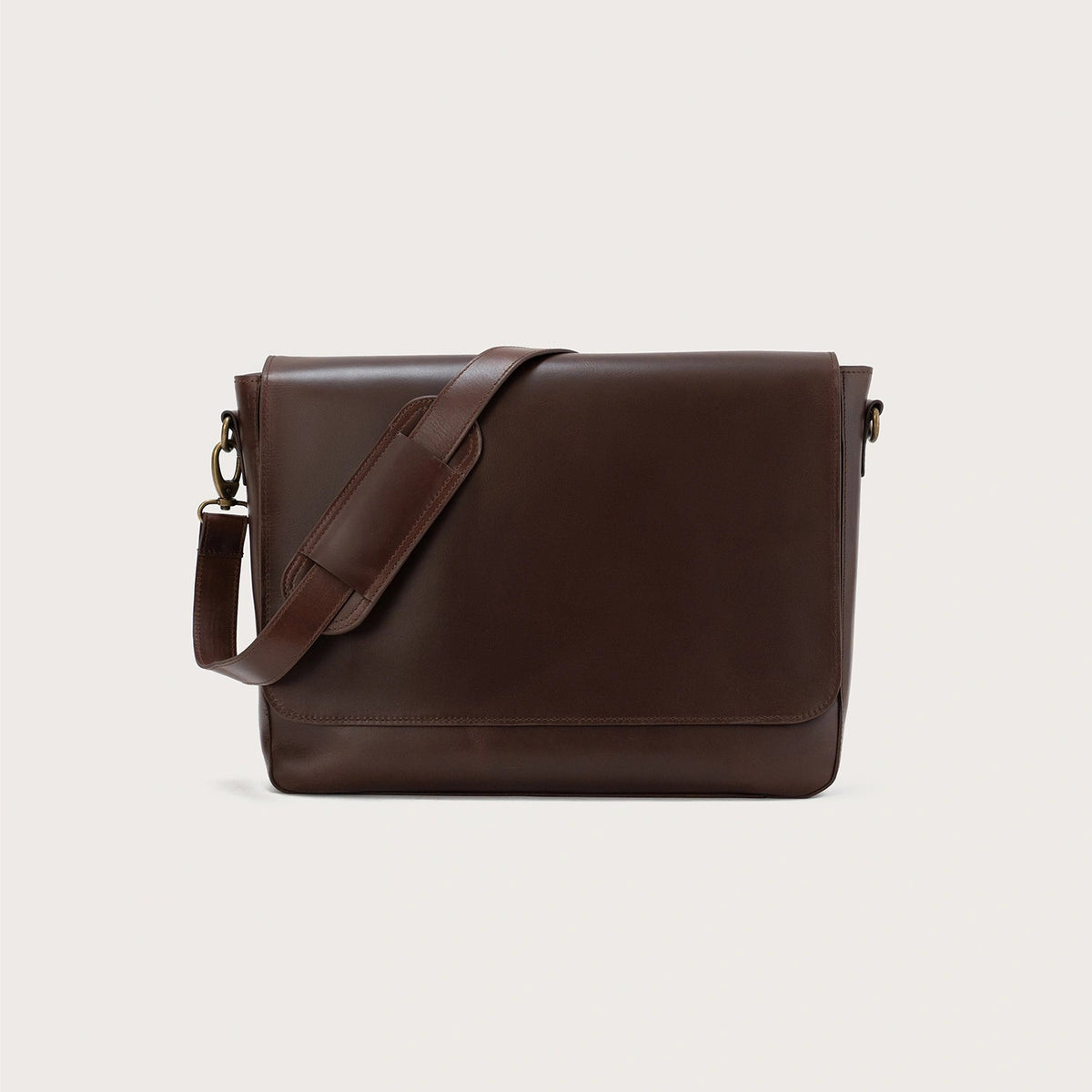 
The Carismatico Vintage Brown Leather Messenger Bag For Men & Women in Vintage Brown Full-Grain Leather - Full Exterior Přední pohled a přiléhavá silueta | Koupit online
