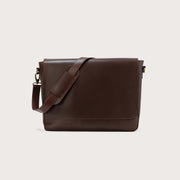 
The Carismatico Vintage Brown Leather Messenger Bag For Men & Women in Vintage Brown Full-Grain Leather - Full Exterior Přední pohled a přiléhavá silueta | Koupit online