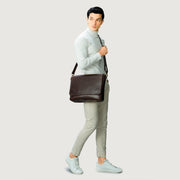 
Vintage Brown Full-Grain Leather Messenger Bag - Zadní pohled se zesílenými koženými popruhy