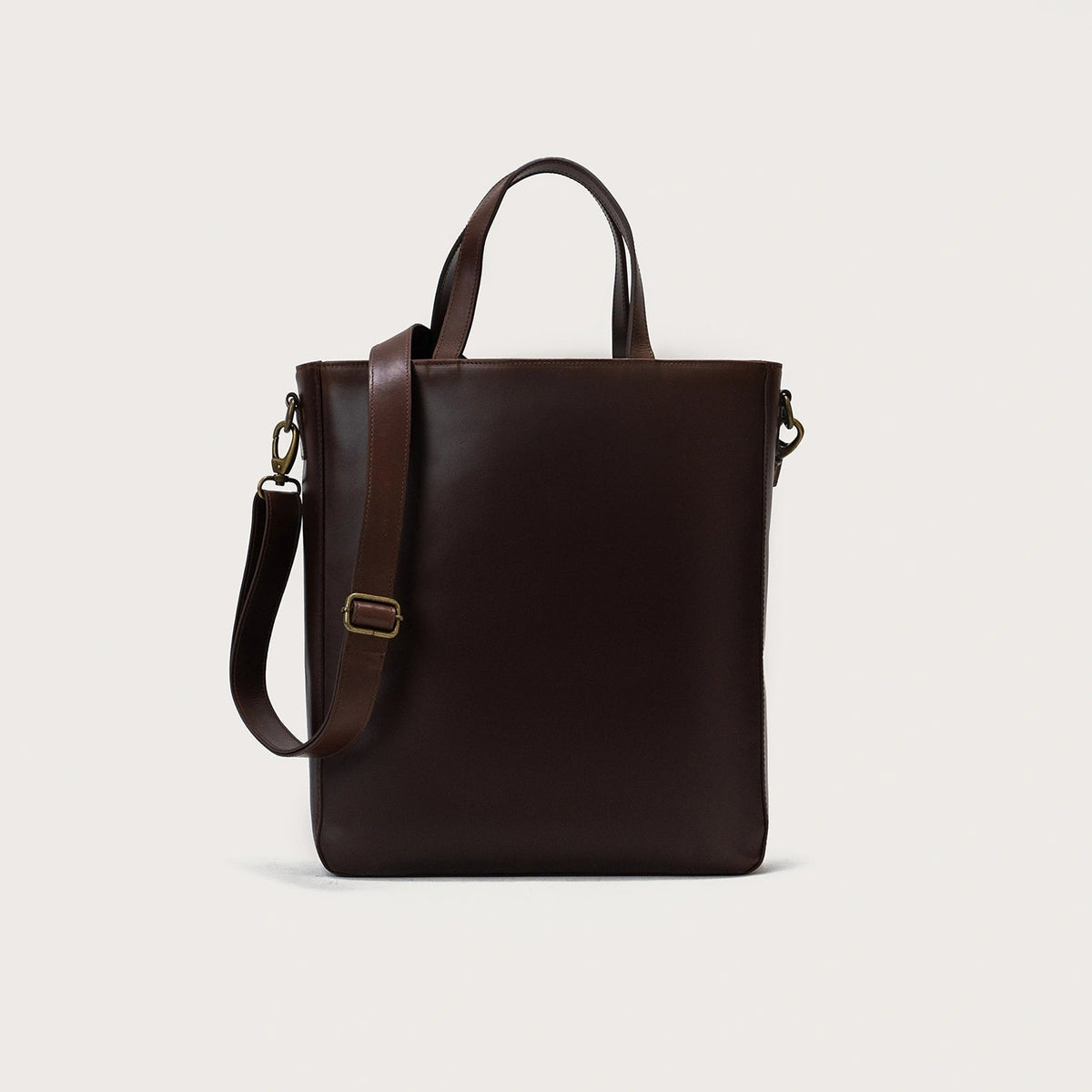 
The Poet Vintage Brown Leather Tote Bag For Men & Women in Vintage Brown Full-Grain Leather - Full Exterior Přední pohled a přiléhavá silueta | Koupit online