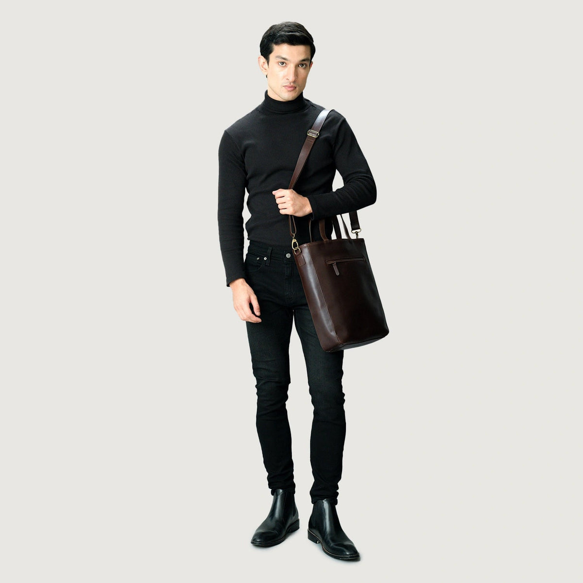 
Pohled na podšívku Showing Dedicated Padded Laptop Sleeve & Multi-Compartment Organization